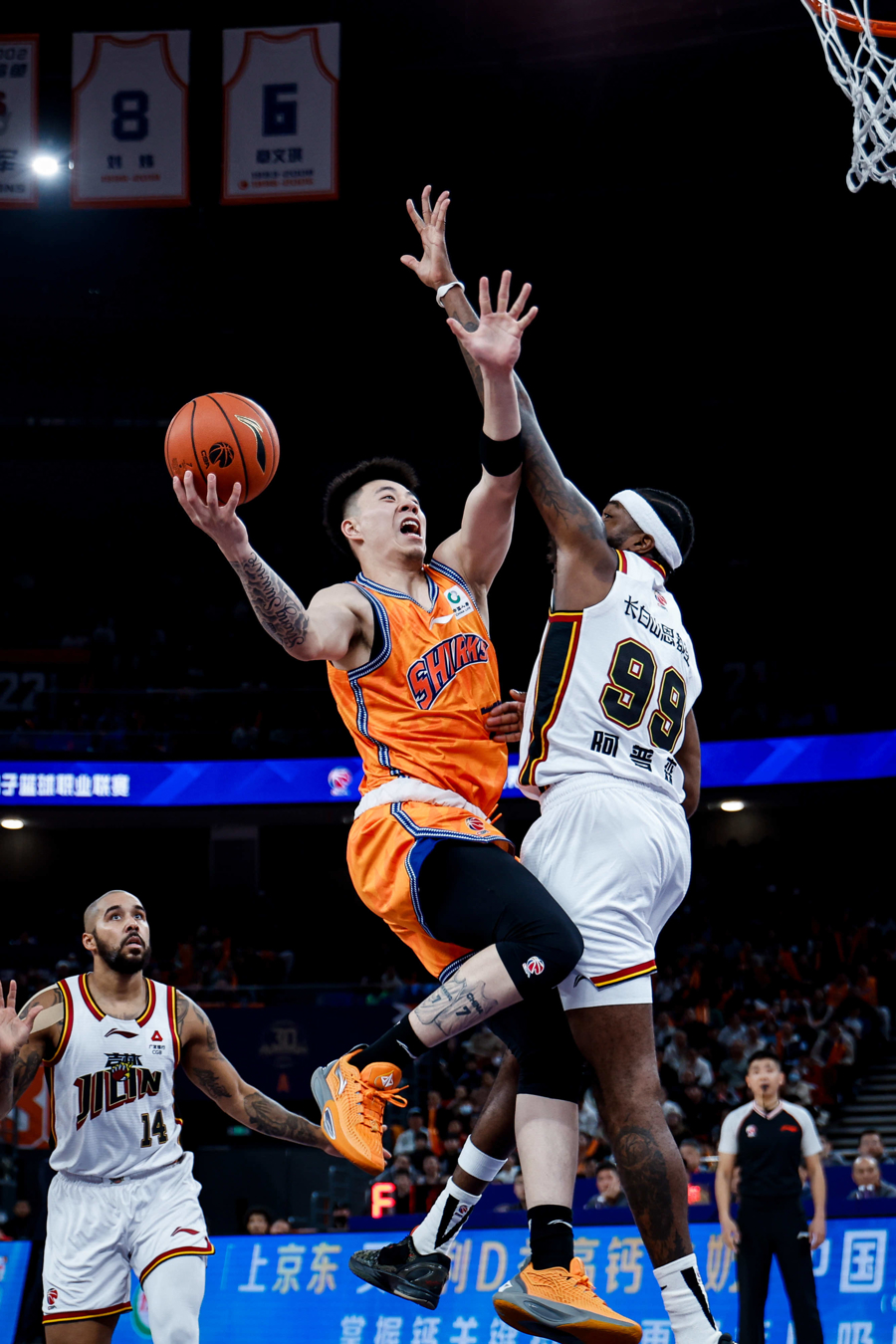 爱游戏入口-上海久事围绕法甲绝杀压哨詹姆斯连续五场比赛得分超过惊险取胜，现场解说直呼：库里打爆全场